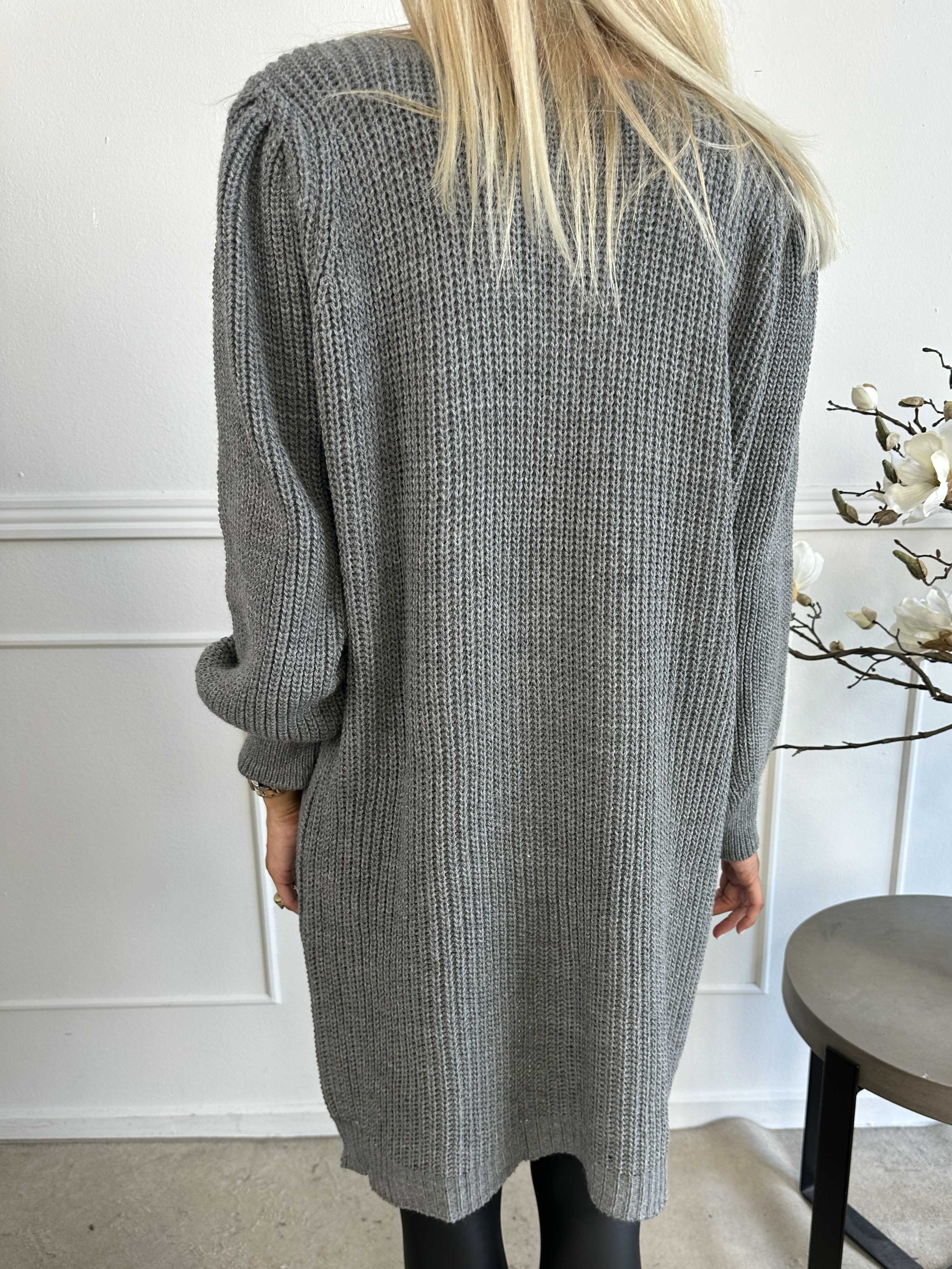 Dajana - Sød strikkjole med ballonærmer